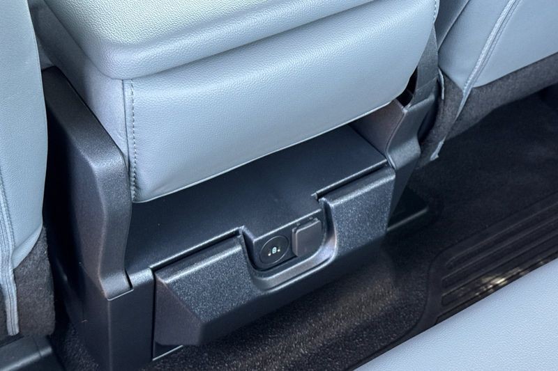 Ford F-250SD Vehicle Full-screen Gallery Image 13