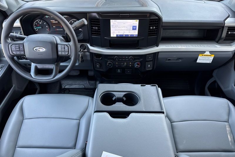 Ford F-250SD Vehicle Full-screen Gallery Image 14