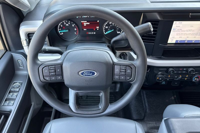 Ford F-250SD Vehicle Full-screen Gallery Image 15