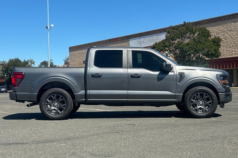 Ford F-150 Vehicle Full-screen Gallery Image 02