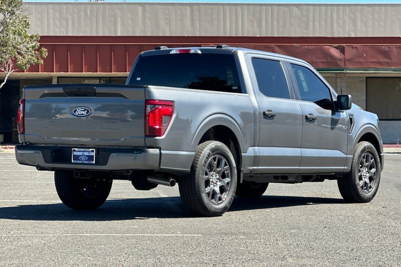 Ford F-150 Vehicle Full-screen Gallery Image 03
