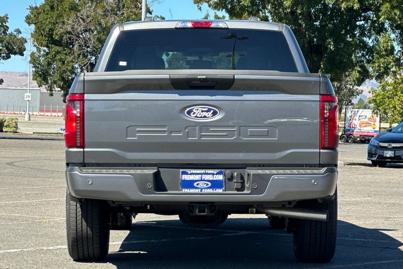 Ford F-150 Vehicle Full-screen Gallery Image 04
