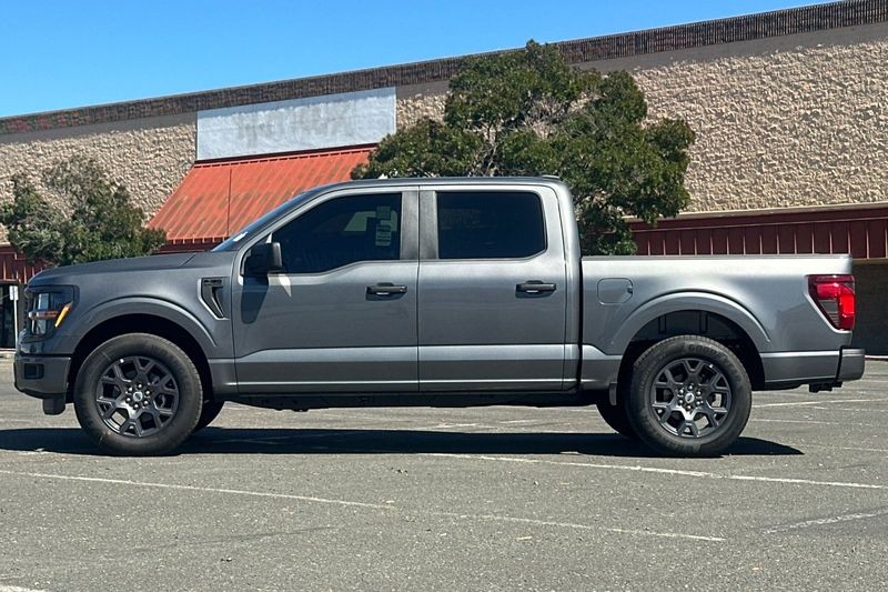 Ford F-150 Vehicle Full-screen Gallery Image 06