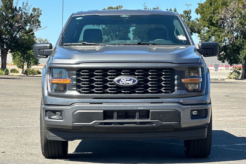 Ford F-150 Vehicle Full-screen Gallery Image 08