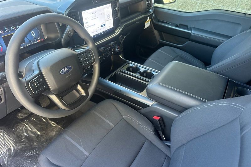 Ford F-150 Vehicle Full-screen Gallery Image 09