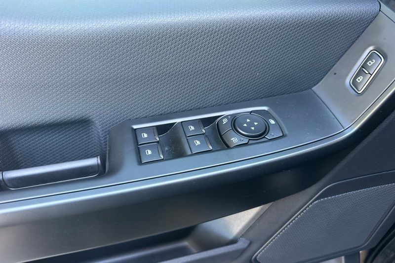 Ford F-150 Vehicle Full-screen Gallery Image 10