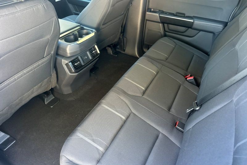 Ford F-150 Vehicle Full-screen Gallery Image 12