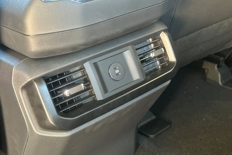 Ford F-150 Vehicle Full-screen Gallery Image 13