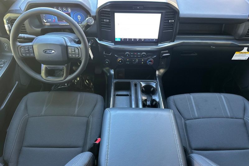 Ford F-150 Vehicle Full-screen Gallery Image 14
