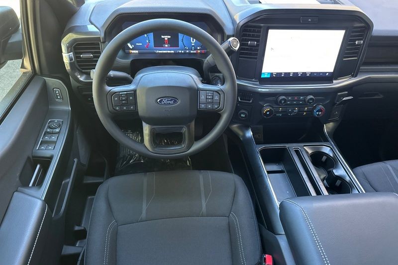 Ford F-150 Vehicle Full-screen Gallery Image 15