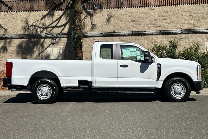 Ford F-250SD Vehicle Full-screen Gallery Image 02