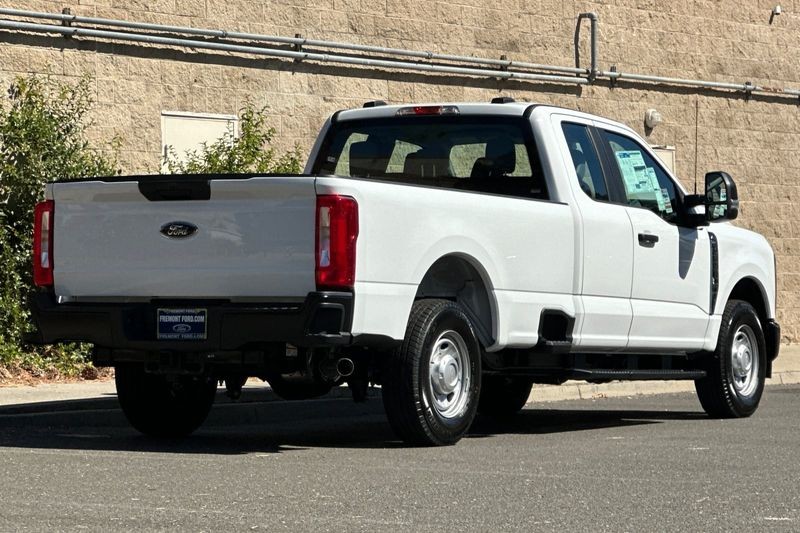 Ford F-250SD Vehicle Full-screen Gallery Image 03