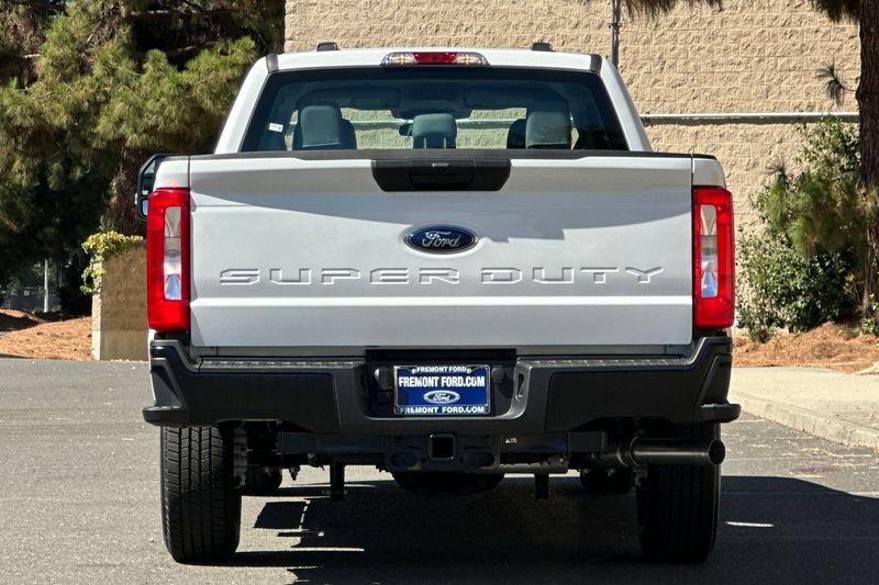 Ford F-250SD Vehicle Full-screen Gallery Image 04