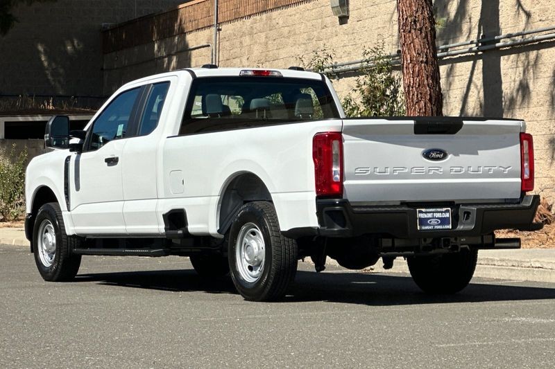 Ford F-250SD Vehicle Full-screen Gallery Image 05
