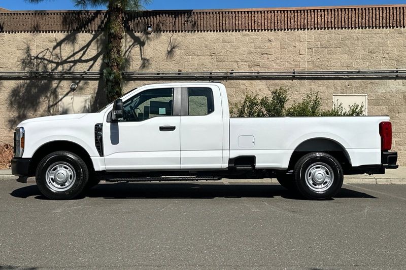 Ford F-250SD Vehicle Full-screen Gallery Image 06