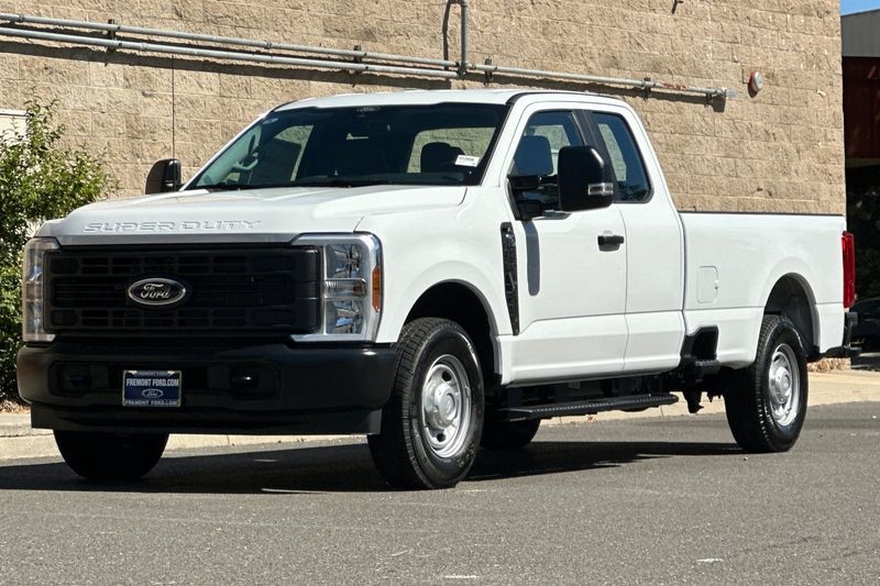 Ford F-250SD Vehicle Full-screen Gallery Image 07