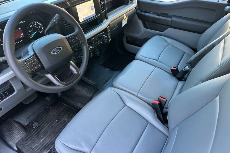 Ford F-250SD Vehicle Full-screen Gallery Image 09