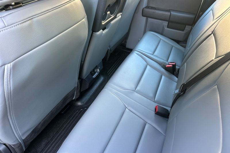 Ford F-250SD Vehicle Full-screen Gallery Image 12