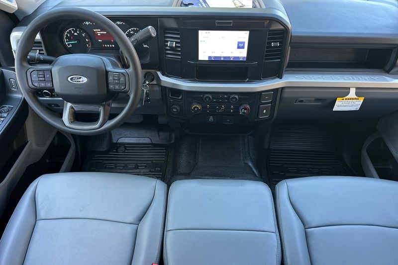 Ford F-250SD Vehicle Full-screen Gallery Image 14