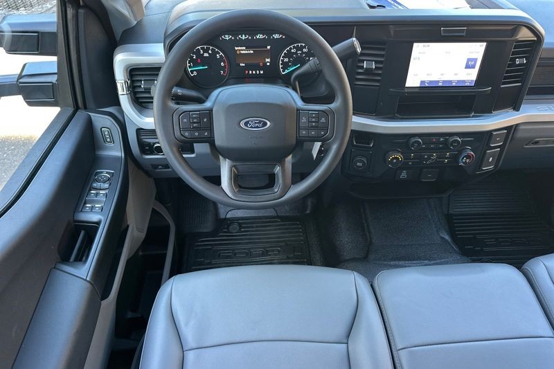 Ford F-250SD Vehicle Full-screen Gallery Image 15