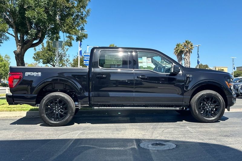 Ford F-150 Vehicle Full-screen Gallery Image 02