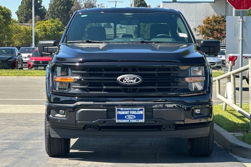 Ford F-150 Vehicle Full-screen Gallery Image 08