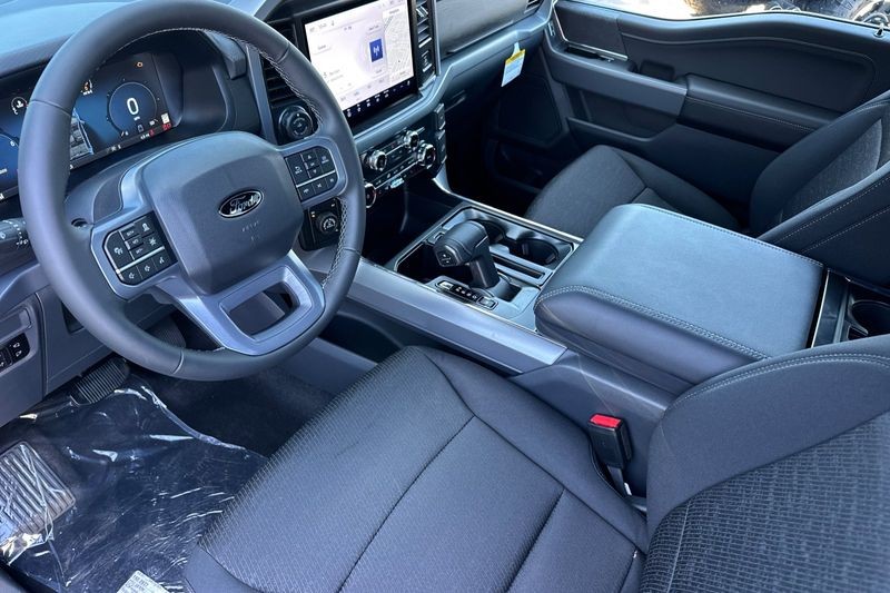 Ford F-150 Vehicle Full-screen Gallery Image 09