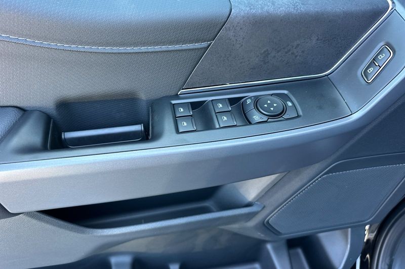 Ford F-150 Vehicle Full-screen Gallery Image 10