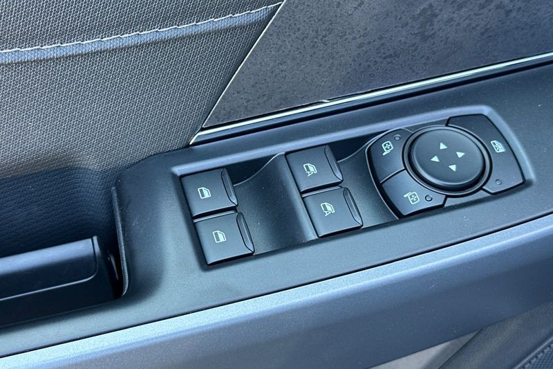 Ford F-150 Vehicle Full-screen Gallery Image 11
