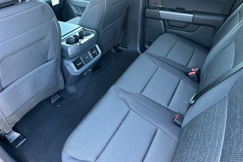 Ford F-150 Vehicle Full-screen Gallery Image 12