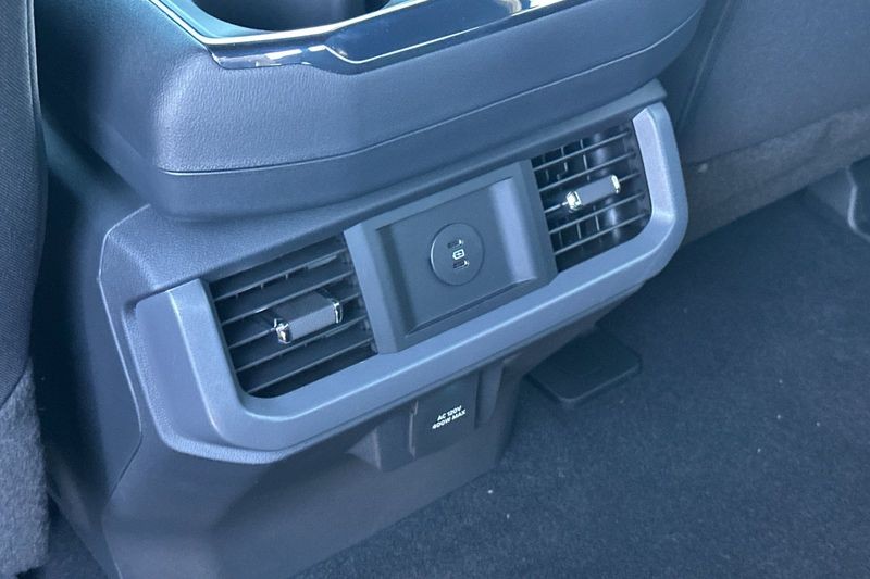 Ford F-150 Vehicle Full-screen Gallery Image 13