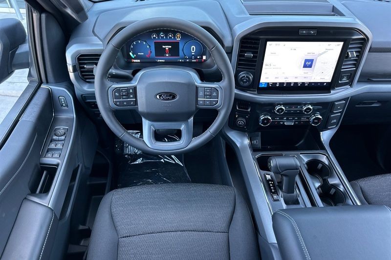 Ford F-150 Vehicle Full-screen Gallery Image 15