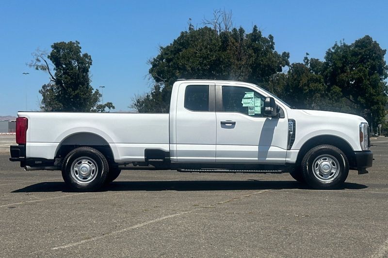 Ford F-250SD Vehicle Full-screen Gallery Image 02
