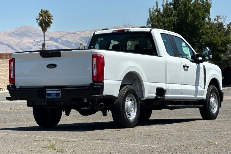 Ford F-250SD Vehicle Full-screen Gallery Image 03