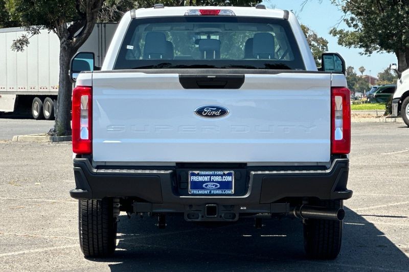 Ford F-250SD Vehicle Full-screen Gallery Image 04