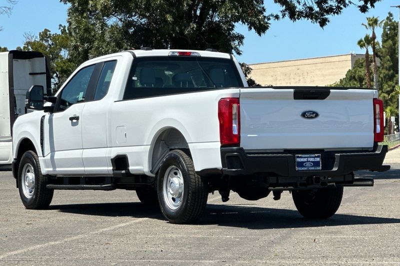 Ford F-250SD Vehicle Full-screen Gallery Image 05