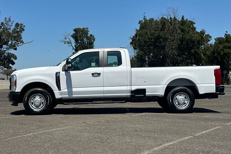 Ford F-250SD Vehicle Full-screen Gallery Image 06