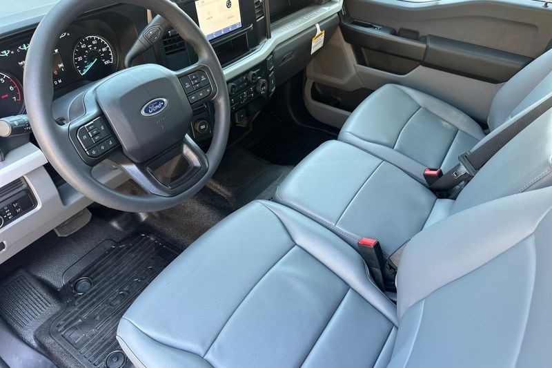 Ford F-250SD Vehicle Full-screen Gallery Image 09