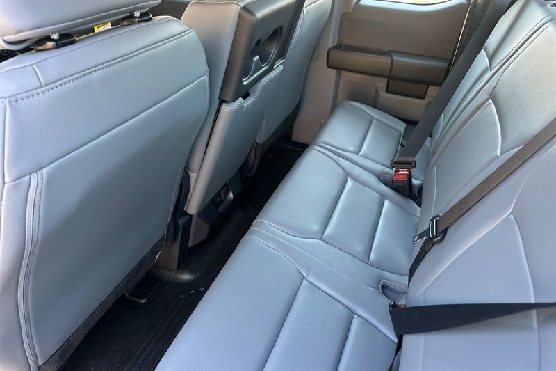Ford F-250SD Vehicle Full-screen Gallery Image 12