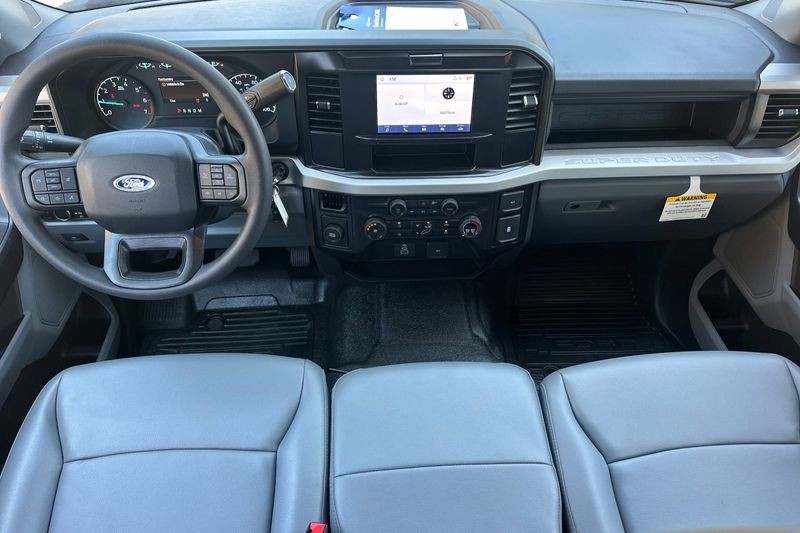 Ford F-250SD Vehicle Full-screen Gallery Image 14