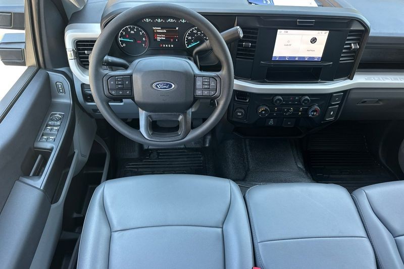 Ford F-250SD Vehicle Full-screen Gallery Image 15