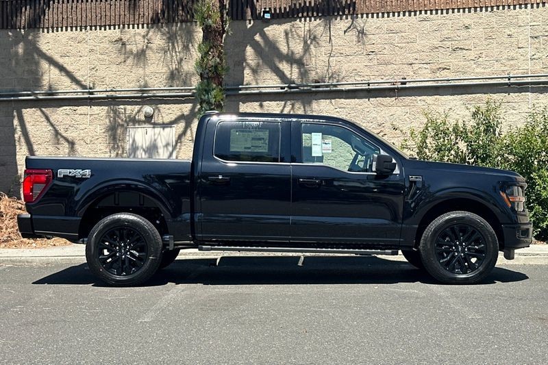 Ford F-150 Vehicle Full-screen Gallery Image 02