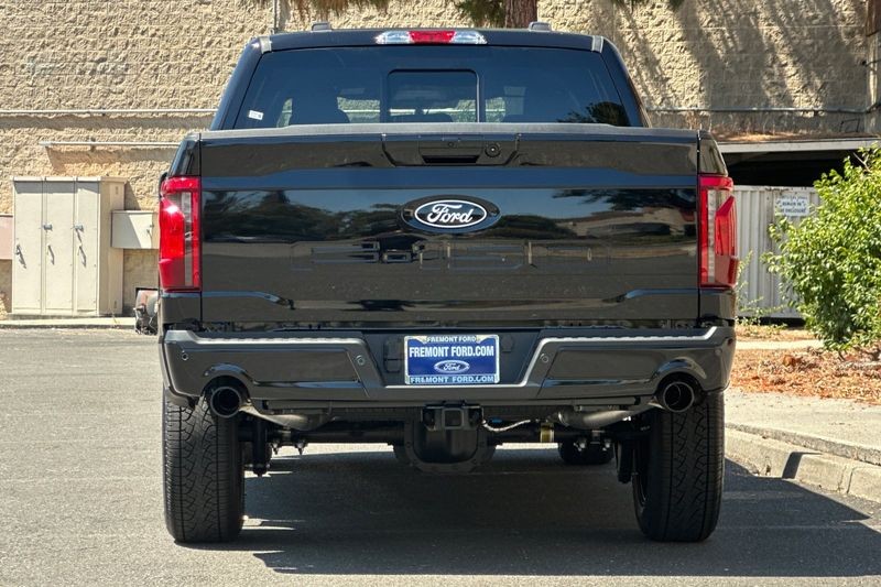 Ford F-150 Vehicle Full-screen Gallery Image 04