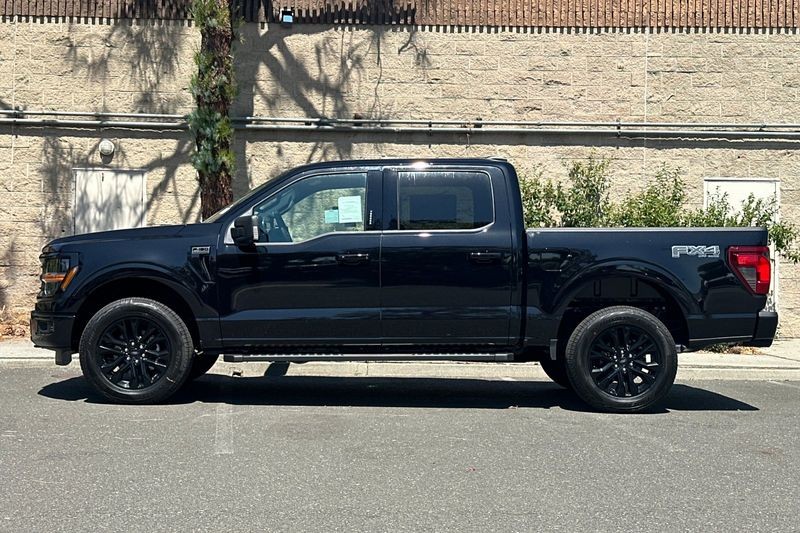 Ford F-150 Vehicle Full-screen Gallery Image 06