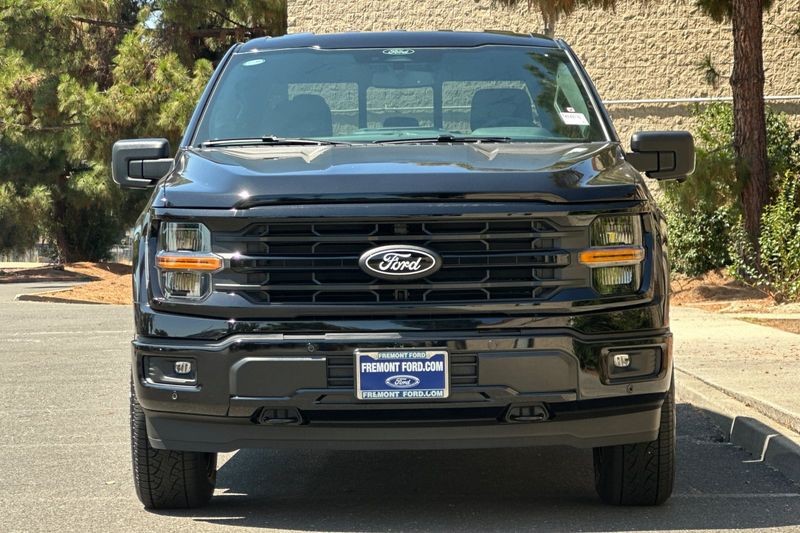 Ford F-150 Vehicle Full-screen Gallery Image 08