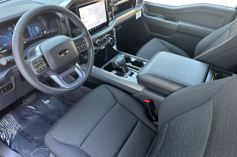 Ford F-150 Vehicle Full-screen Gallery Image 09