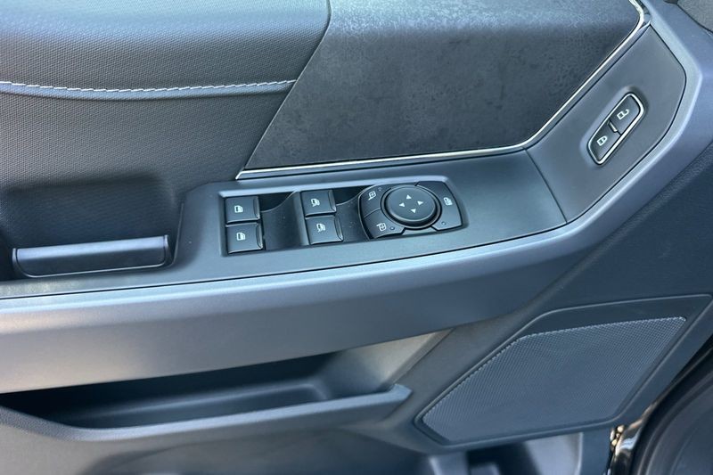 Ford F-150 Vehicle Full-screen Gallery Image 10