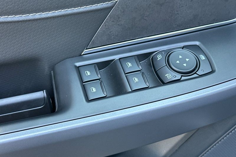 Ford F-150 Vehicle Full-screen Gallery Image 11