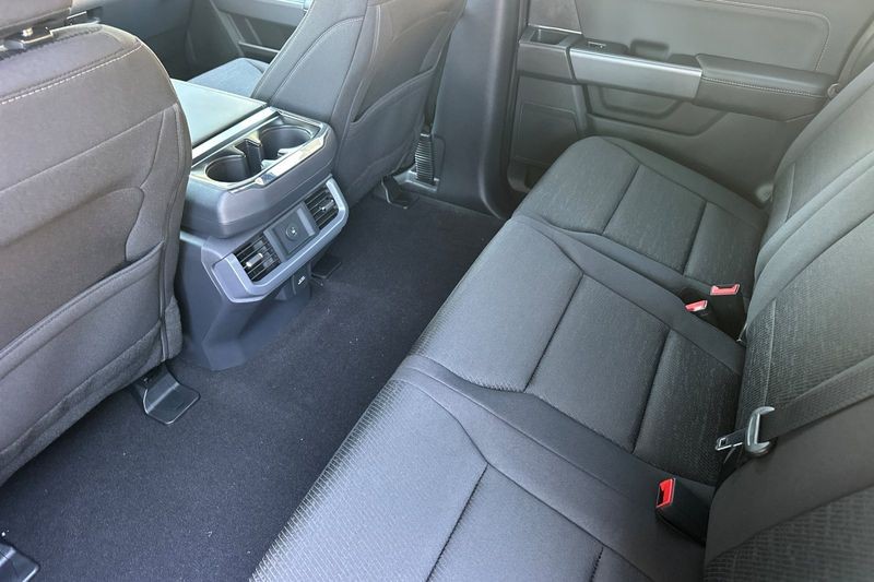 Ford F-150 Vehicle Full-screen Gallery Image 12