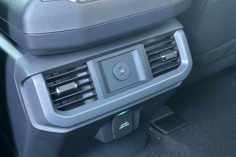 Ford F-150 Vehicle Full-screen Gallery Image 13